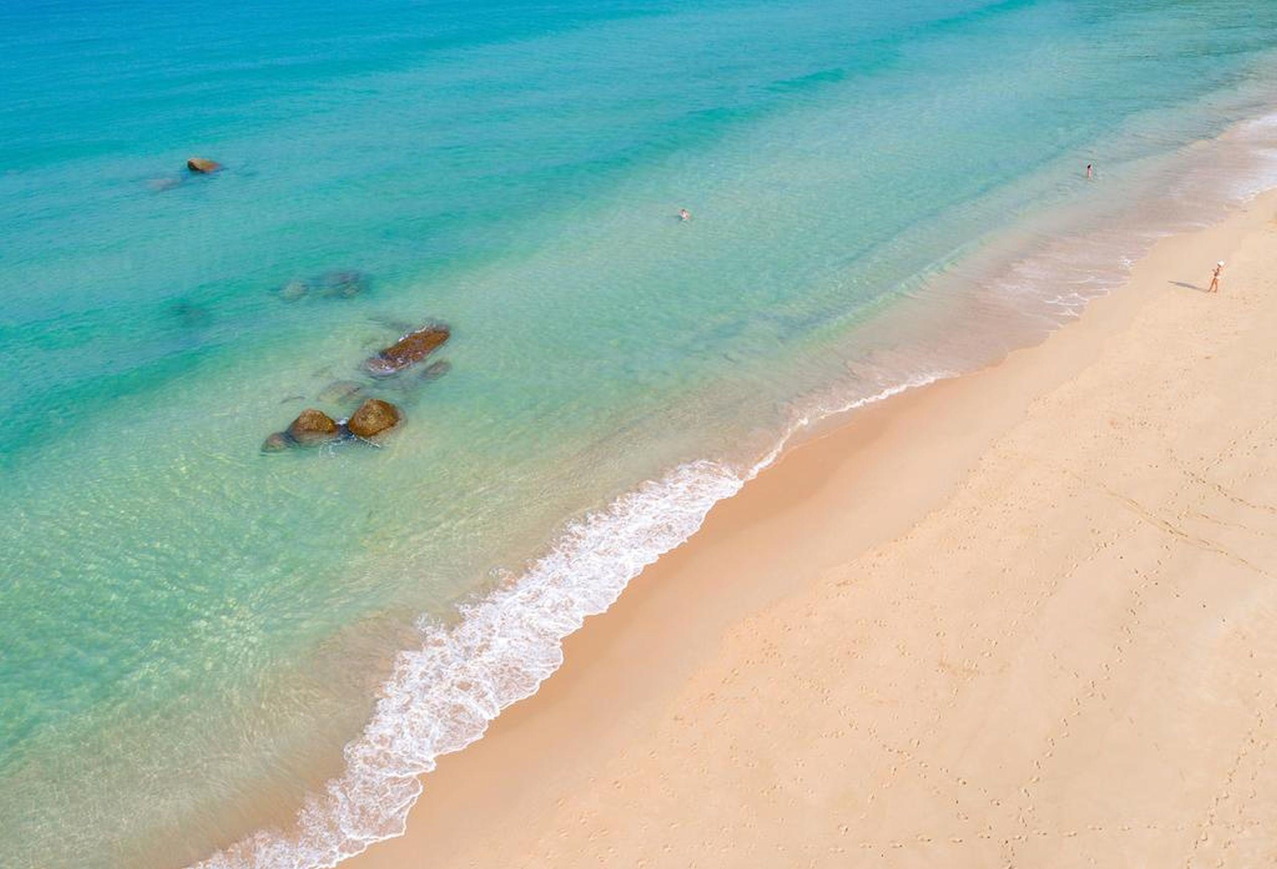 Outrigger Surin Beach Resort - SHA Extra Plus Exterior foto Beach at the island of Providência