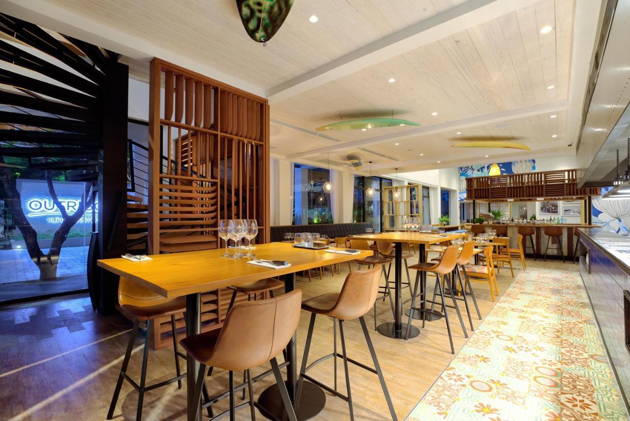 Outrigger Surin Beach Resort - SHA Extra Plus Exterior foto Restaurant