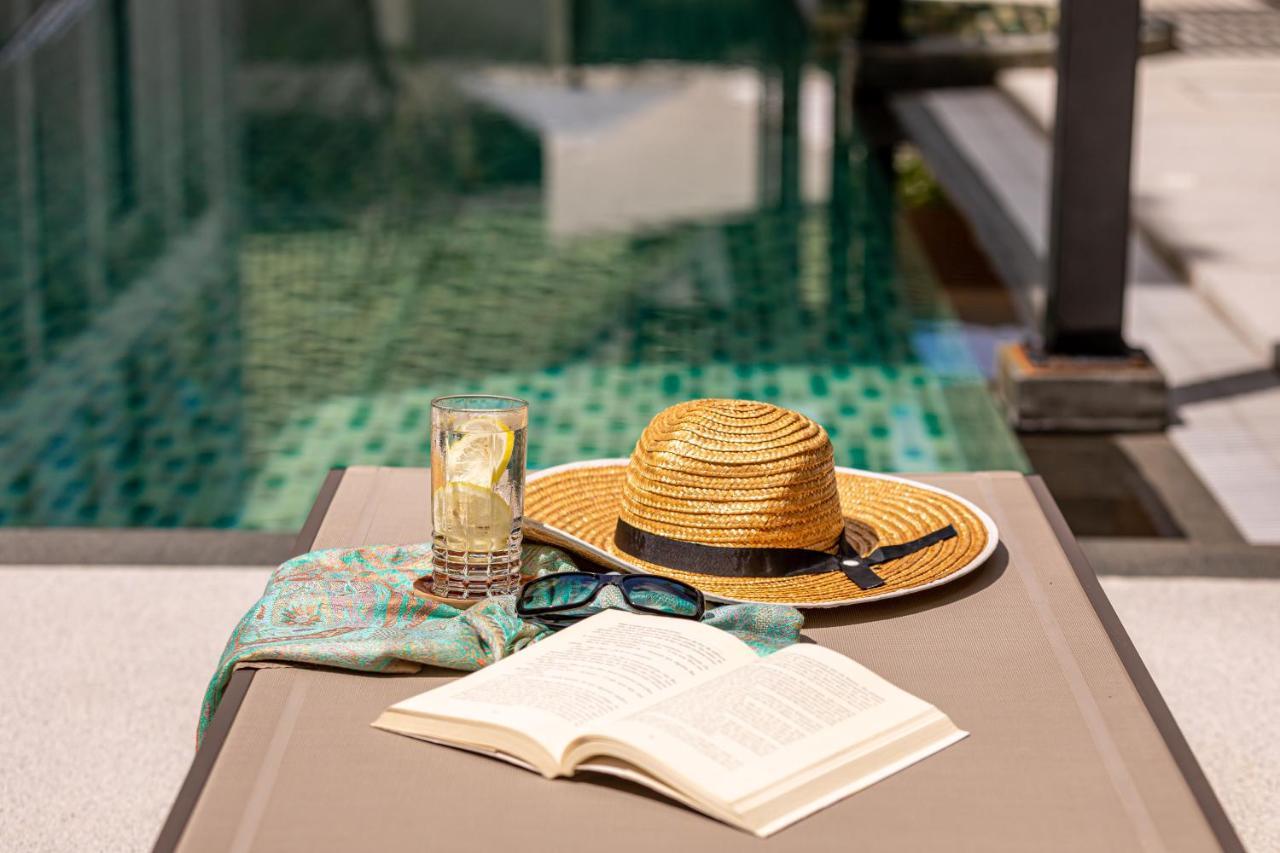 Outrigger Surin Beach Resort - SHA Extra Plus Exterior foto A poolside table