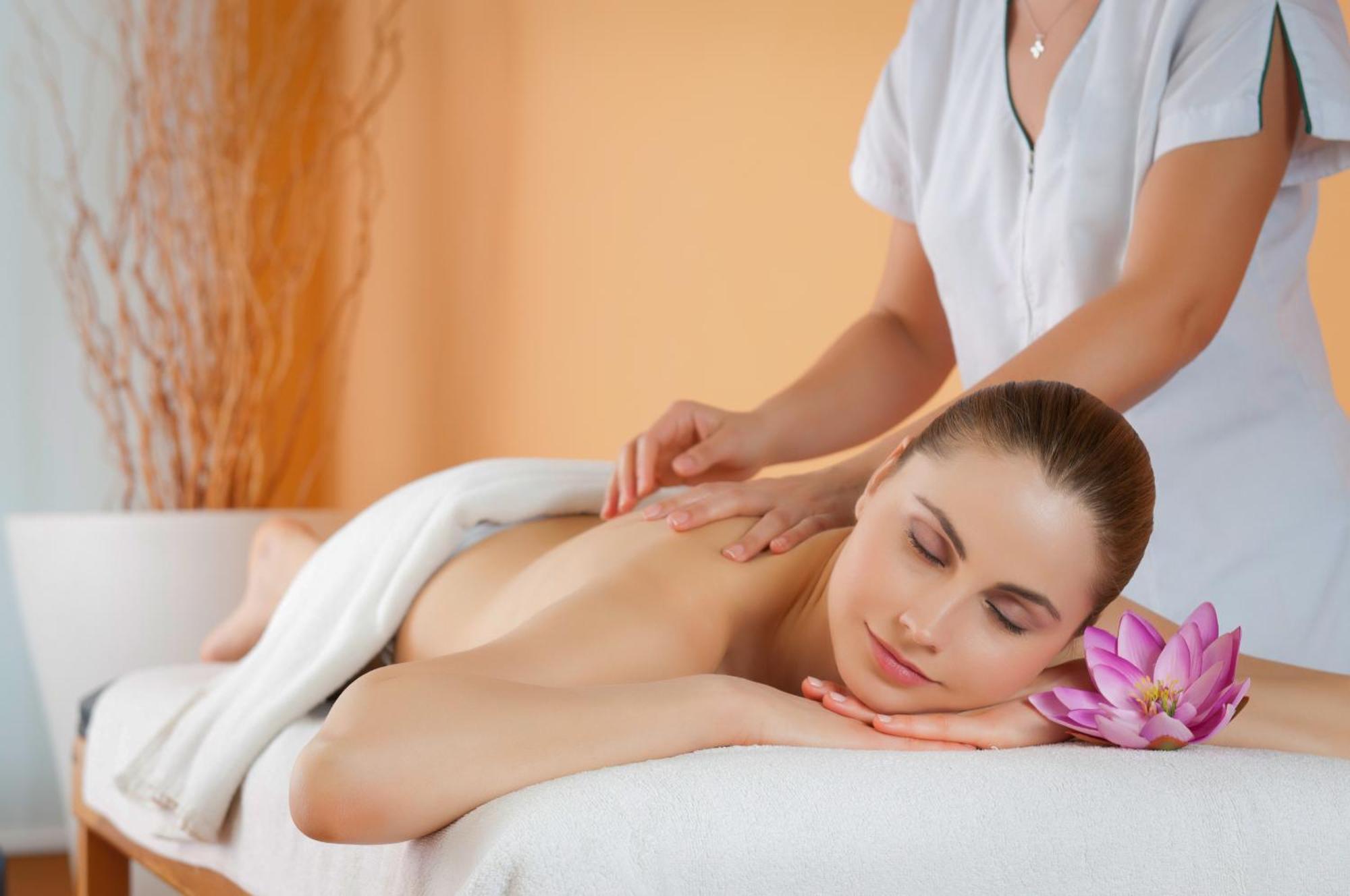 Outrigger Surin Beach Resort - SHA Extra Plus Exterior foto Massage
