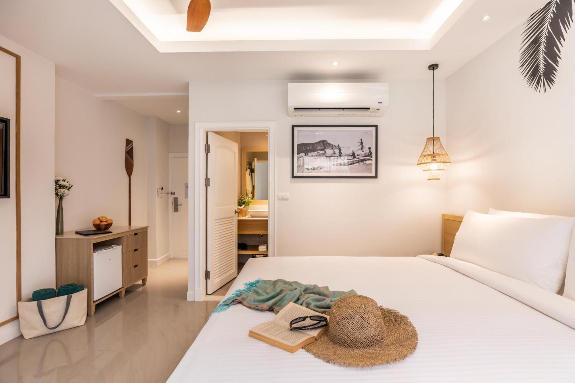 Outrigger Surin Beach Resort - SHA Extra Plus Zimmer foto Deluxe Room
