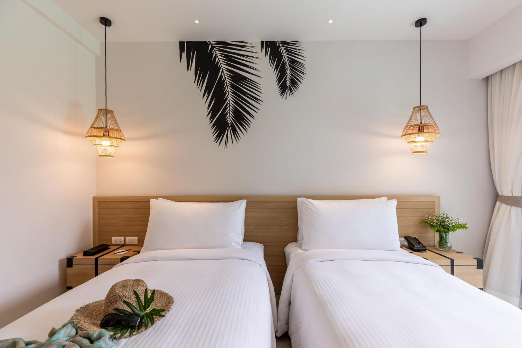 Outrigger Surin Beach Resort - SHA Extra Plus Zimmer foto Deluxe Room