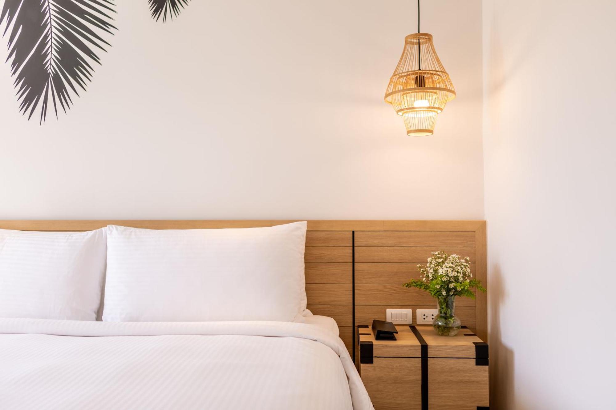 Outrigger Surin Beach Resort - SHA Extra Plus Zimmer foto A room at the hotel