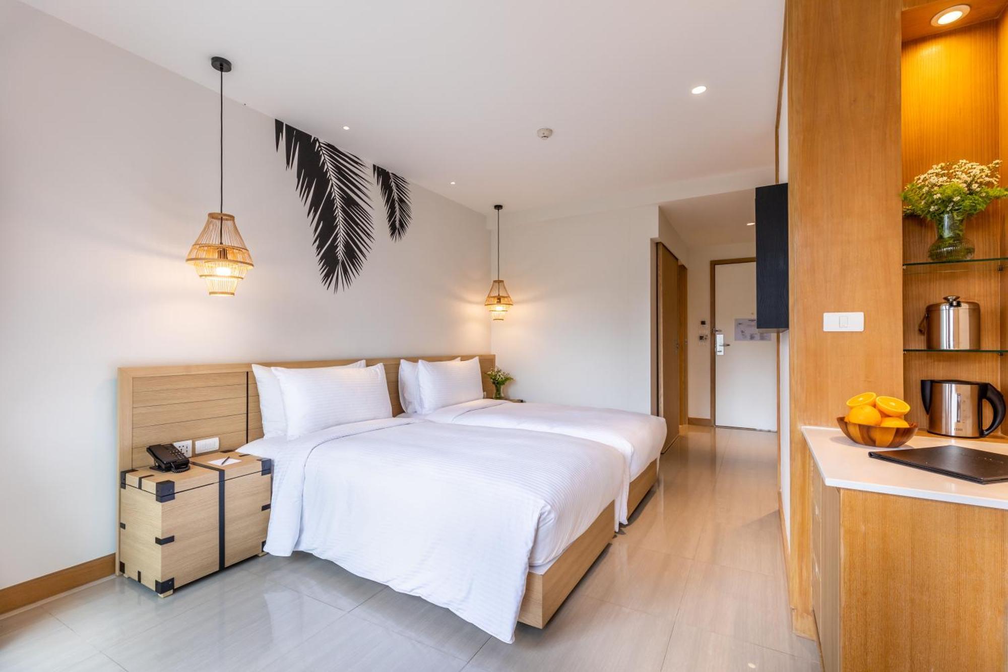 Outrigger Surin Beach Resort - SHA Extra Plus Zimmer foto Deluxe Room