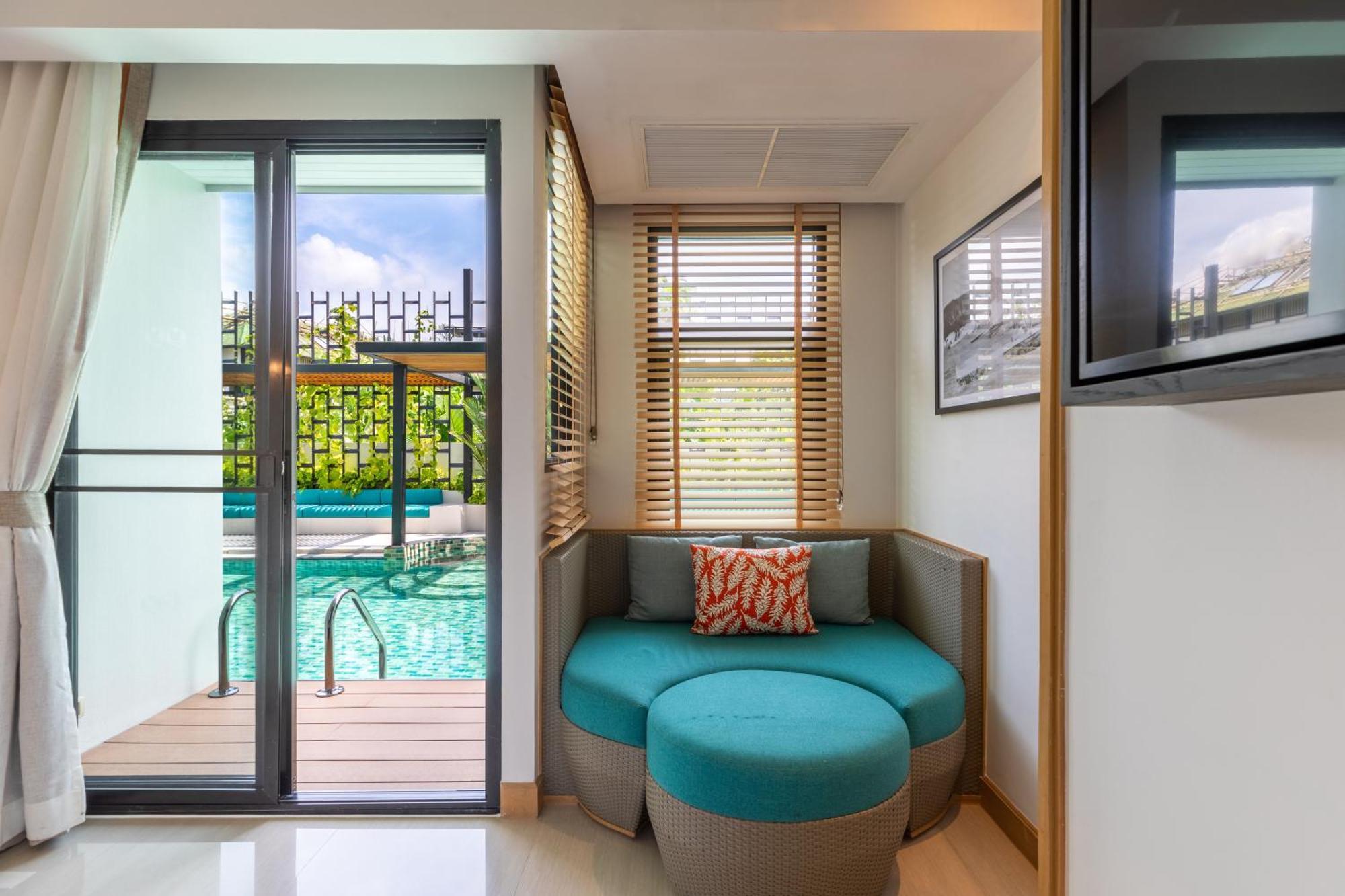 Outrigger Surin Beach Resort - SHA Extra Plus Zimmer foto A room at the hotel