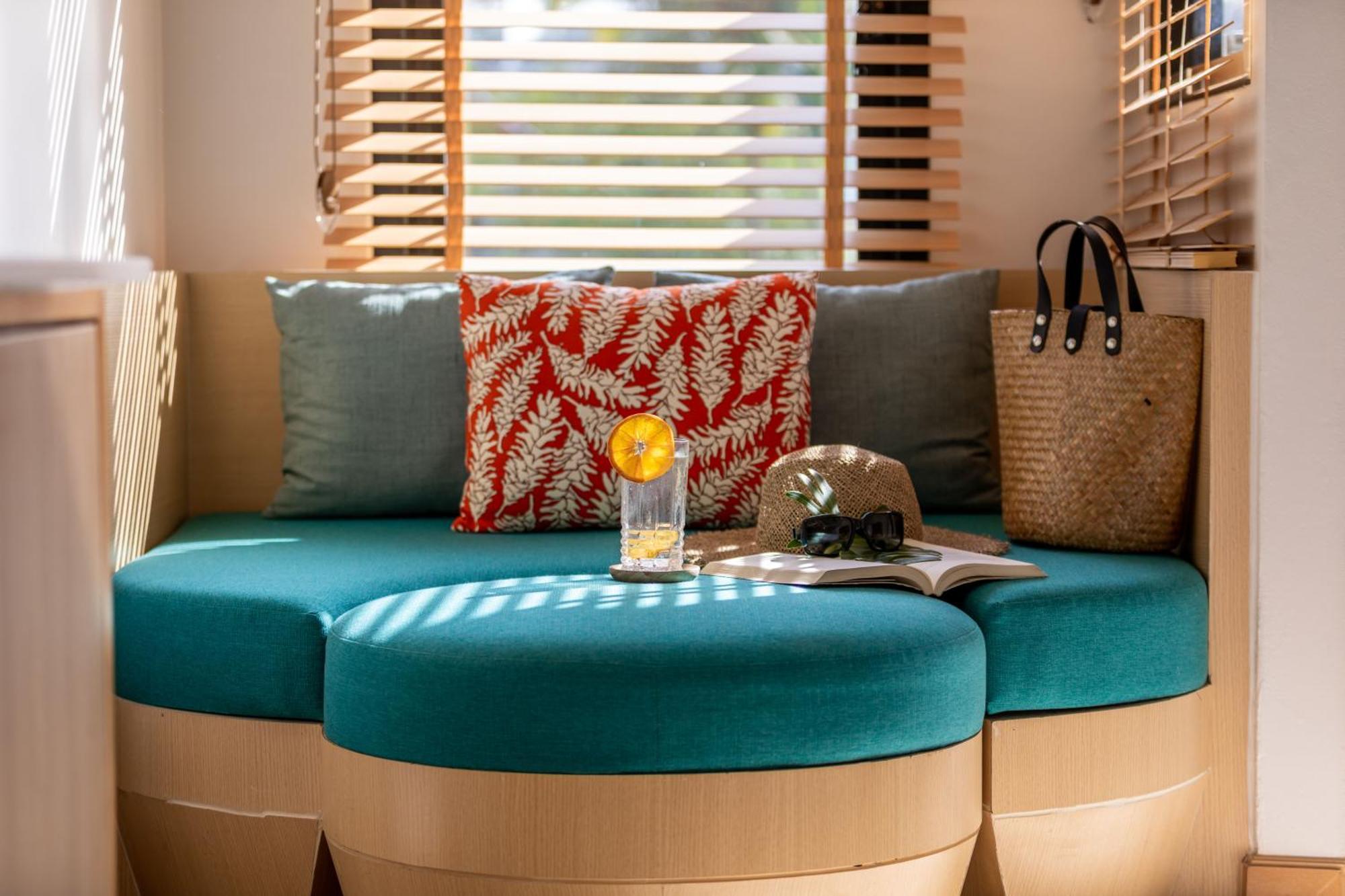 Outrigger Surin Beach Resort - SHA Extra Plus Zimmer foto Interior of a mobile home