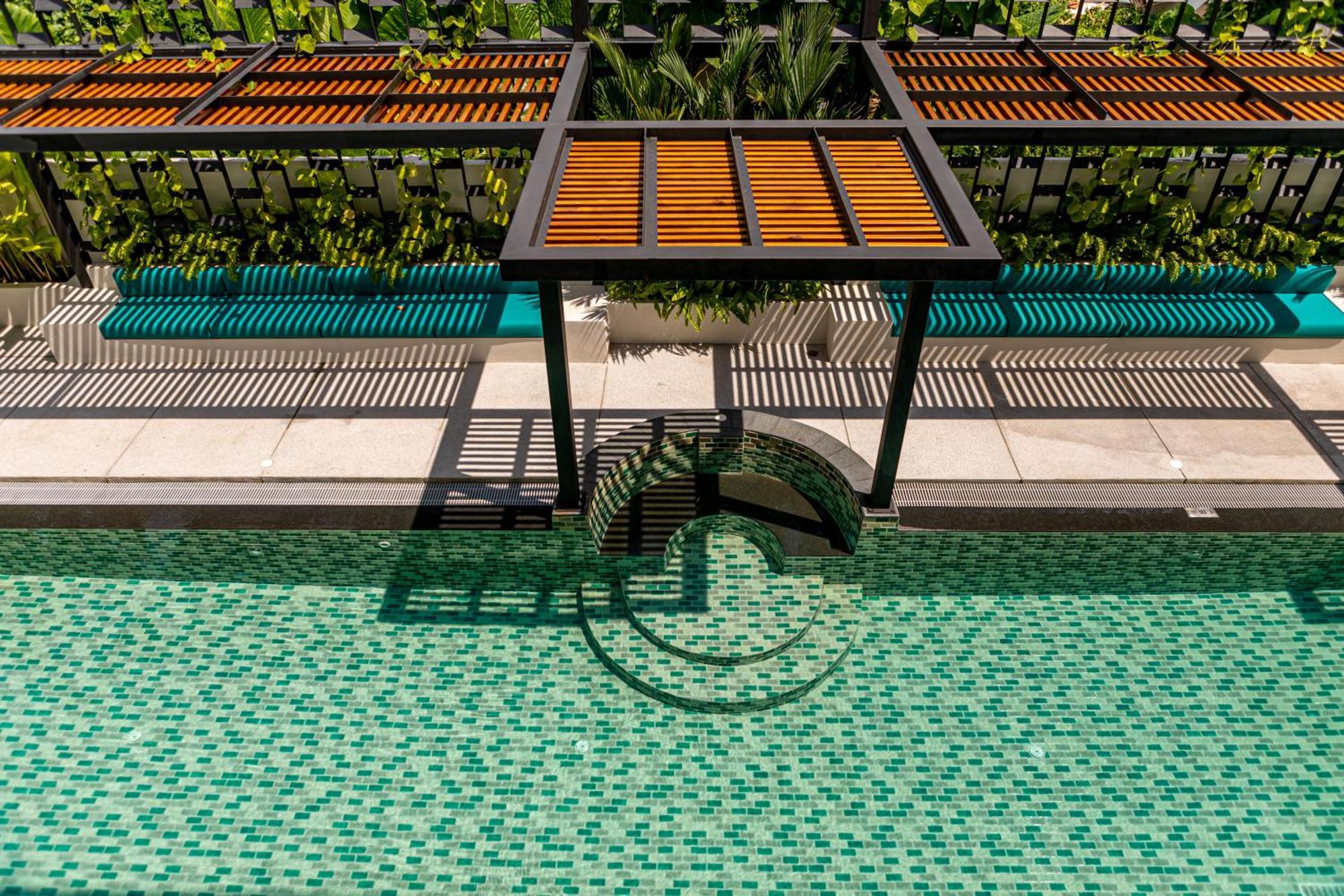 Outrigger Surin Beach Resort - SHA Extra Plus Zimmer foto The swimming pool at the hotel